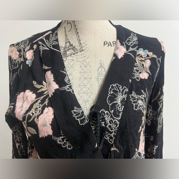 Black Floral Light Weight Blouse! - Picture 7 of 12
